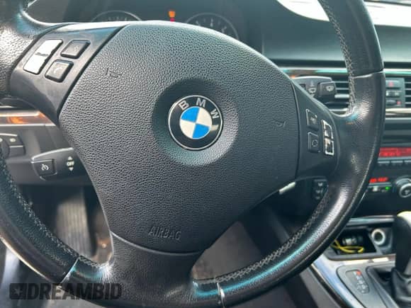 2007 BMW 3 Series 328i z VIN WBAVA37557NE29329, wystawiony jako Copart lot #90951755 z przebiegiem 168 081 mil mil oraz Czysty tytuł • Clean title. Historia ofert i sprzedaży dostępna na DreamBid. Obrazek 13.