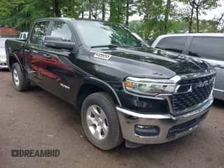 2025 Ram 1500 Big Horn z VIN 1C6SRFFP6SN581376, wystawiony jako IAAI lot #42730692 z przebiegiem 18 297 mil mil oraz . Historia ofert i sprzedaży dostępna na DreamBid. Obrazek 1.