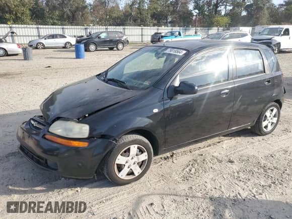 2006 Chevrolet Aveo LS z VIN KL1TD66656B659549, wystawiony jako Copart lot #79019564 z przebiegiem 196 476 mil mil oraz Czysty tytuł • Clean title. Historia ofert i sprzedaży dostępna na DreamBid. Obrazek 1.