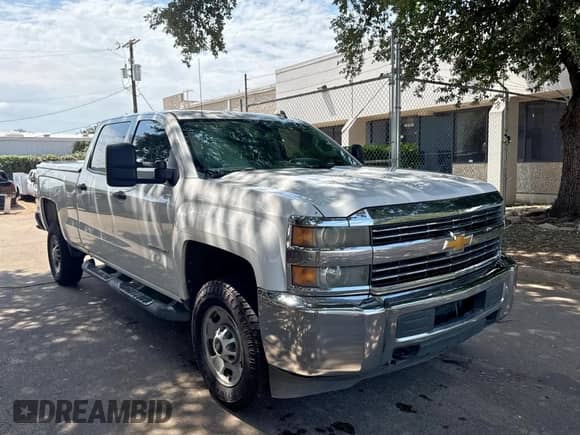 2015 Chevrolet Silverado 2500HD Work Truck z VIN 1GC1KUEG0FF185345, wystawiony jako Copart lot #67631655 z przebiegiem 194 683 mil mil oraz Czysty tytuł • Clean title. Historia ofert i sprzedaży dostępna na DreamBid. Obrazek 1.