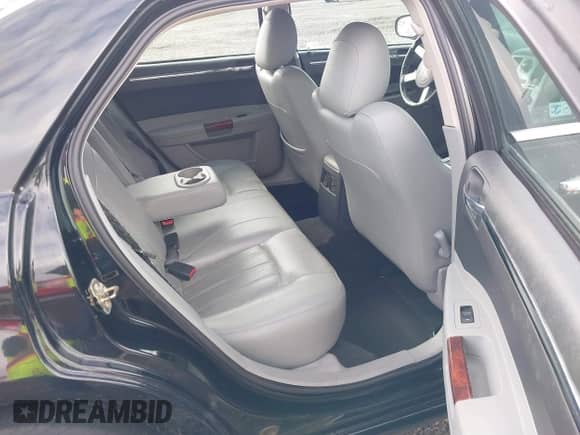 2006 Chrysler 300 C z VIN 2C3LK63H66H437280, wystawiony jako IAAI lot #41615050 z przebiegiem 209 303 mil mil oraz . Historia ofert i sprzedaży dostępna na DreamBid. Obrazek 8.