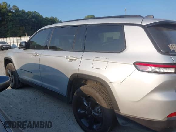 2025 Jeep Grand Cherokee Limited with VIN 1C4RJJBGXS8633985, listed as a IAAI auction lot 43147343 with 9,612 mi miles and . Bid and sale history available at DreamBid. Image 14.