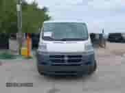 2018 Ram ProMaster Cargo z VIN 3C6TRVAG6JE132384, wystawiony jako IAAI lot #43243669 z przebiegiem 312 073 mil mil oraz . Historia ofert i sprzedaży dostępna na DreamBid. Obrazek 12.