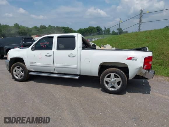 2013 Chevrolet Silverado 2500HD LTZ z VIN 1GC1KYC85DF160067, wystawiony jako IAAI lot #42347941 z przebiegiem 206 913 mil mil oraz . Historia ofert i sprzedaży dostępna na DreamBid. Obrazek 14.