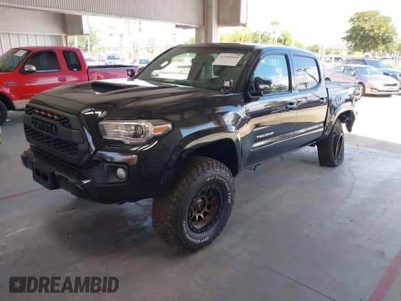 2017 Toyota Tacoma SR5 z VIN 5TFCZ5AN2HX068524, wystawiony jako IAAI lot #42960454 z przebiegiem 106 361 mil mil oraz . Historia ofert i sprzedaży dostępna na DreamBid. Obrazek 17.