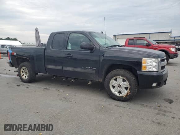 2011 Chevrolet Silverado 1500 LTZ z VIN 1GCRKTE3XBZ172556, wystawiony jako Copart lot #65977755 z przebiegiem Nie podano mil oraz Szkoda całkowita • Salvage title. Historia ofert i sprzedaży dostępna na DreamBid. Obrazek 4.