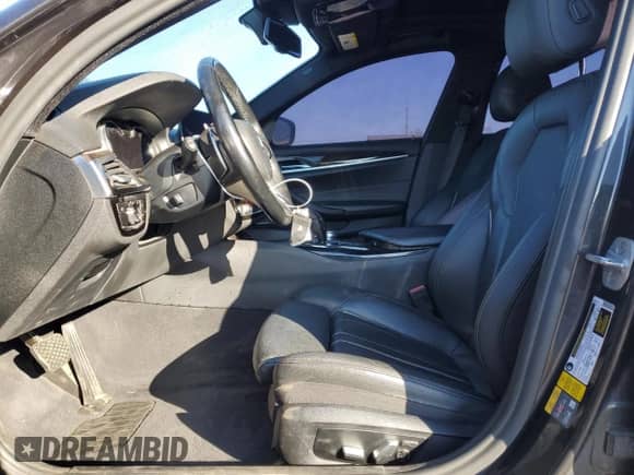 2018 BMW 5 Series 530e z VIN WBAJA9C53JB033655, wystawiony jako Copart lot #86190295 z przebiegiem 121 802 mil mil oraz Czysty tytuł • Clean title. Historia ofert i sprzedaży dostępna na DreamBid. Obrazek 7.