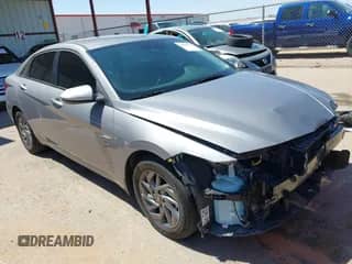 2025 Hyundai Elantra SEL Sport z VIN KMHLM4DJ2SU143499, wystawiony jako IAAI lot #42857454 z przebiegiem 8 624 mil mil oraz . Historia ofert i sprzedaży dostępna na DreamBid. Obrazek 1.