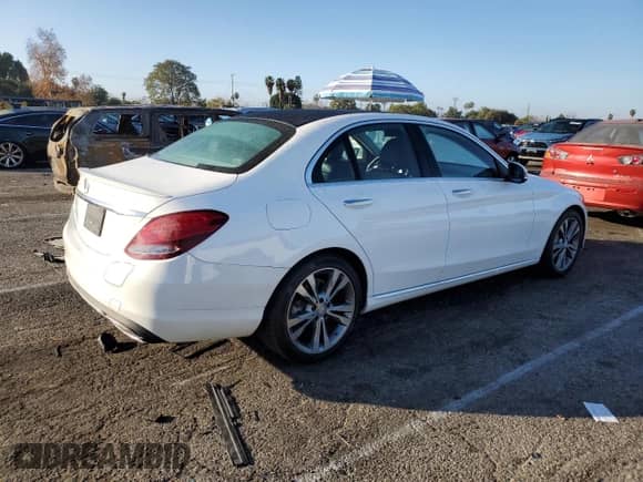 2016 Mercedes-Benz C 350e z VIN 55SWF4HB9GU154920, wystawiony jako Copart lot #43662765 z przebiegiem 63 237 mil mil oraz Szkoda całkowita • Salvage title. Historia ofert i sprzedaży dostępna na DreamBid. Obrazek 3.