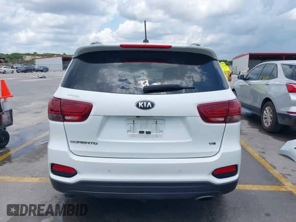 2020 Kia Sorento LX z VIN 5XYPG4A52LG660695, wystawiony jako IAAI lot #42705893 z przebiegiem 180 717 mil mil oraz . Historia ofert i sprzedaży dostępna na DreamBid. Obrazek 16.
