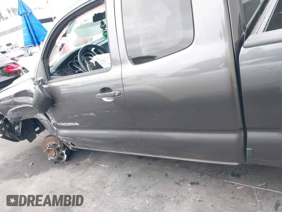 2015 Toyota Tacoma PreRunner z VIN 5TFTU4GN6FX076736, wystawiony jako IAAI lot #42643752 z przebiegiem 54 527 mil mil oraz . Historia ofert i sprzedaży dostępna na DreamBid. Obrazek 15.