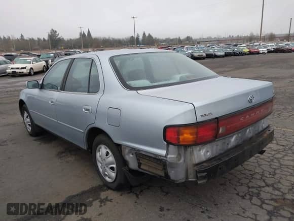 1994 Toyota Camry LE z VIN JT2SK12E2R0207688, wystawiony jako IAAI lot #41323827 z przebiegiem 162 680 mil mil oraz . Historia ofert i sprzedaży dostępna na DreamBid. Obrazek 3.