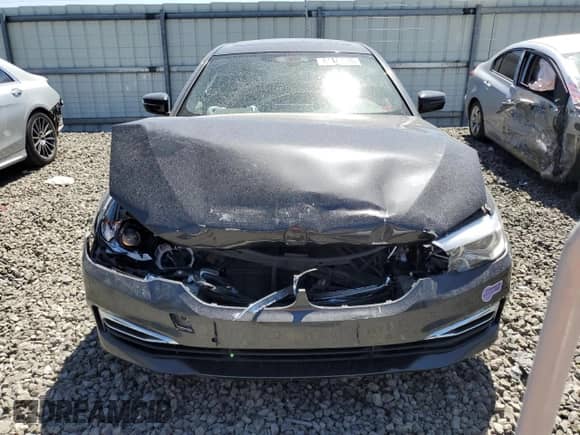 2019 BMW 5 Series 530e xDrive z VIN WBAJB1C54KB376376, wystawiony jako Copart lot #61477075 z przebiegiem Nie podano mil oraz Szkoda całkowita • Salvage title. Historia ofert i sprzedaży dostępna na DreamBid. Obrazek 5.