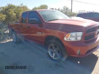 2013 Ram 1500 Express z VIN 1C6RR6FT2DS563098, wystawiony jako IAAI lot #42520411 z przebiegiem 147 020 mil mil oraz . Historia ofert i sprzedaży dostępna na DreamBid. Obrazek 1.