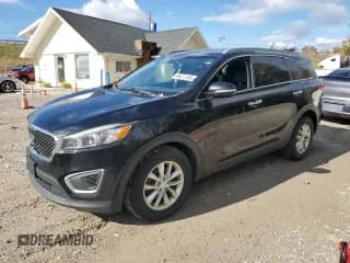 2017 Kia Sorento LX z VIN 5XYPG4A35HG203496, wystawiony jako Copart lot #89477295 z przebiegiem 235 077 mil mil oraz Czysty tytuł • Clean title. Historia ofert i sprzedaży dostępna na DreamBid. Obrazek 1.