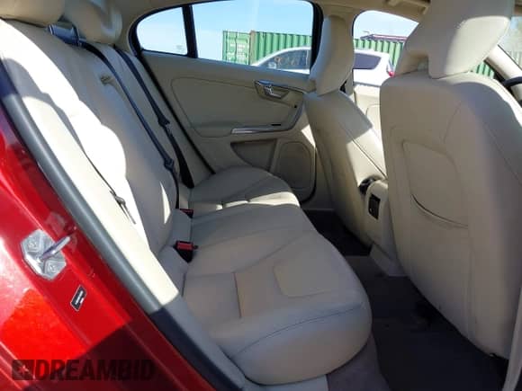2015 Volvo S60 T5 Premier с VIN YV1612TB3F1309765, выставлен на аукционе IAAI как лот 42108221 с пробегом 103 874 миль миль и . История ставок и продаж доступна на DreamBid. Изображение 8.