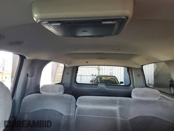 2001 Chevrolet Suburban LS z VIN 3GNFK16T91G194074, wystawiony jako Copart lot #69830345 z przebiegiem 177 628 mil mil oraz Czysty tytuł • Clean title. Historia ofert i sprzedaży dostępna na DreamBid. Obrazek 10.