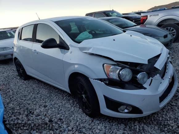 2014 Chevrolet Sonic LT z VIN 1G1JD6SB0E4151729, wystawiony jako Copart lot #81649064 z przebiegiem Nie podano mil oraz Szkoda całkowita • Salvage title. Historia ofert i sprzedaży dostępna na DreamBid. Obrazek 4.