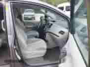 2013 Toyota Sienna LE z VIN 5TDJK3DC6DS053616, wystawiony jako IAAI lot #42555537 z przebiegiem 215 290 mil mil oraz . Historia ofert i sprzedaży dostępna na DreamBid. Obrazek 5.