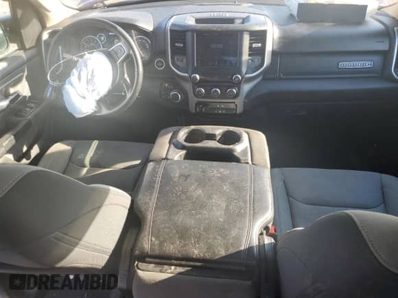 2020 Ram 1500 Big Horn z VIN 1C6SRFMT3LN397790, wystawiony jako Copart lot #59219714 z przebiegiem 43 898 mil mil oraz Szkoda całkowita • Salvage title. Historia ofert i sprzedaży dostępna na DreamBid. Obrazek 8.