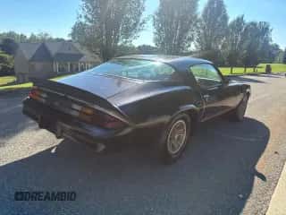 1980 Chevrolet Camaro z VIN 1P87LAL530468, wystawiony jako Copart lot #75173434 z przebiegiem 7 058 mil mil oraz Czysty tytuł • Clean title. Historia ofert i sprzedaży dostępna na DreamBid. Obrazek 4.