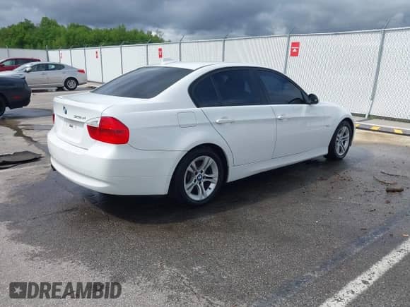 2008 BMW 3 Series 328xi z VIN WBAVC73558KP36846, wystawiony jako IAAI lot #42074983 z przebiegiem 158 499 mil mil oraz . Historia ofert i sprzedaży dostępna na DreamBid. Obrazek 4.