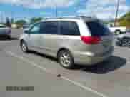 2004 Toyota Sienna XLE z VIN 5TDZA22C34S207668, wystawiony jako IAAI lot #43543397 z przebiegiem 213 009 mil mil oraz . Historia ofert i sprzedaży dostępna na DreamBid. Obrazek 3.