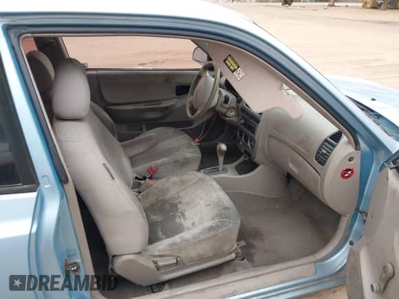 2005 Hyundai Accent GLS z VIN KMHCG35C35U361960, wystawiony jako IAAI lot #43243568 z przebiegiem 163 217 mil mil oraz . Historia ofert i sprzedaży dostępna na DreamBid. Obrazek 5.