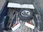 2001 Chevrolet Silverado 1500 z VIN 1GCEC14W71Z217897, wystawiony jako IAAI lot #43486562 z przebiegiem 239 040 mil mil oraz . Historia ofert i sprzedaży dostępna na DreamBid. Obrazek 12.