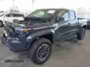 2024 Toyota Tacoma SR5 z VIN 3TMLB5JN5RM080565, wystawiony jako IAAI lot #42584677 z przebiegiem 17 149 mil mil oraz . Historia ofert i sprzedaży dostępna na DreamBid. Obrazek 18.