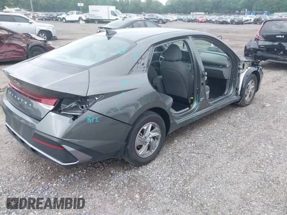 2024 Hyundai Elantra SE z VIN KMHLL4DGXRU817934, wystawiony jako IAAI lot #42659416 z przebiegiem 13 497 mil mil oraz . Historia ofert i sprzedaży dostępna na DreamBid. Obrazek 4.