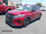 2024 Nissan Kicks SR с VIN 3N1CP5DV5RL510987, выставлен на аукционе IAAI как лот 42655469 с пробегом 10 017 миль миль и . История ставок и продаж доступна на DreamBid. Изображение 2.
