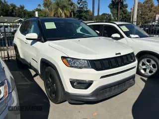 2018 Jeep Compass Latitude z VIN 3C4NJCBB6JT407196, wystawiony jako Copart lot #87478415 z przebiegiem 94 474 mil mil oraz Czysty tytuł • Clean title. Historia ofert i sprzedaży dostępna na DreamBid. Obrazek 1.