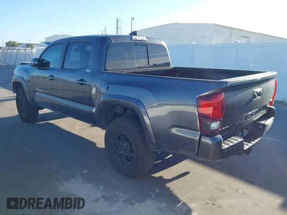 2022 Toyota Tacoma SR5 z VIN 3TMAZ5CN8NM181805, wystawiony jako IAAI lot #43143864 z przebiegiem 66 586 mil mil oraz . Historia ofert i sprzedaży dostępna na DreamBid. Obrazek 3.