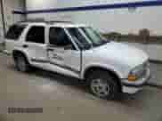 1998 Chevrolet Blazer LT z VIN 1GNDT13W4W2161227, wystawiony jako Copart lot #82557684 z przebiegiem Nie podano mil oraz Szkoda całkowita • Salvage title. Historia ofert i sprzedaży dostępna na DreamBid. Obrazek 4.