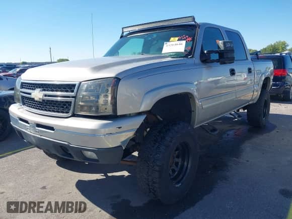 2006 Chevrolet Silverado 1500 LT3 z VIN 2GCEK13T661150851, wystawiony jako IAAI lot #43264646 z przebiegiem 238 347 mil mil oraz . Historia ofert i sprzedaży dostępna na DreamBid. Obrazek 17.