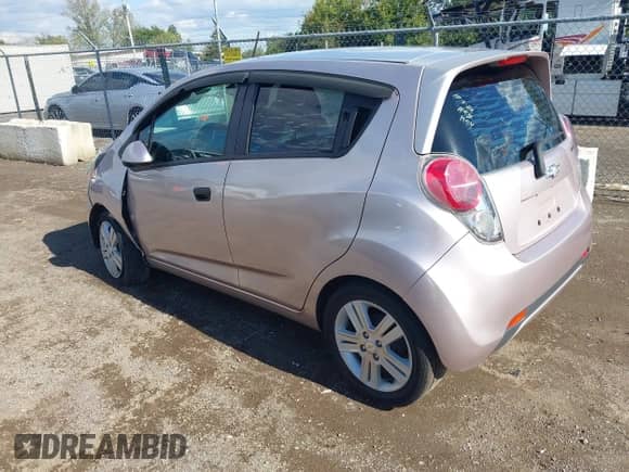 2013 Chevrolet Spark LS z VIN KL8CB6S93DC583599, wystawiony jako IAAI lot #43396778 z przebiegiem 101 563 mil mil oraz . Historia ofert i sprzedaży dostępna na DreamBid. Obrazek 3.