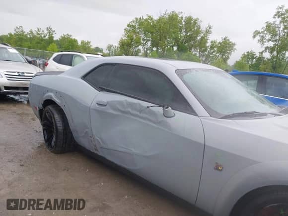 2022 Dodge Challenger R/T Scat Pack z VIN 2C3CDZFJ0NH226875, wystawiony jako IAAI lot #42299782 z przebiegiem 28 200 mil mil oraz . Historia ofert i sprzedaży dostępna na DreamBid. Obrazek 6.