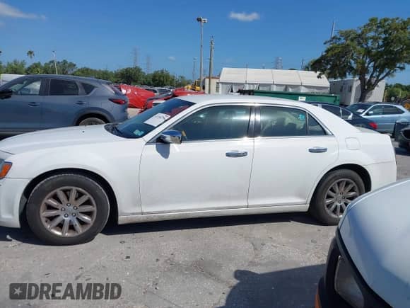 2014 Chrysler 300 C with VIN 2C3CCAET6EH173381, listed as a IAAI auction lot 42158270 with 124,551 mi miles and . Bid and sale history available at DreamBid. Image 14.
