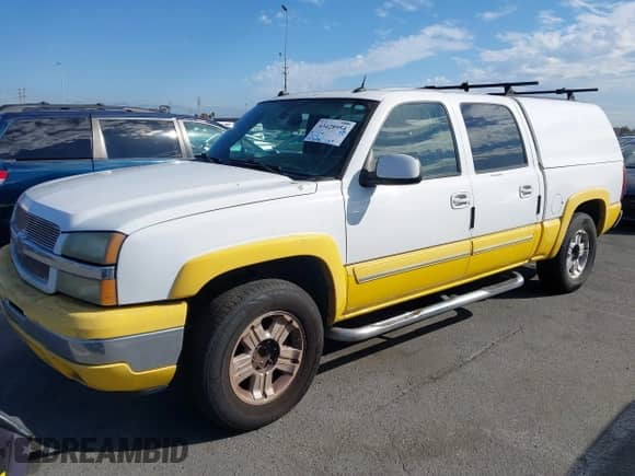 2005 Chevrolet Silverado 1500 LS z VIN 2GCEC13T451338957, wystawiony jako IAAI lot #43428954 z przebiegiem 217 596 mil mil oraz . Historia ofert i sprzedaży dostępna na DreamBid. Obrazek 2.