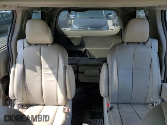 2012 Toyota Sienna XLE z VIN 5TDDK3DC2CS031561, wystawiony jako Copart lot #68356655 z przebiegiem 210 477 mil mil oraz Czysty tytuł • Clean title. Historia ofert i sprzedaży dostępna na DreamBid. Obrazek 10.