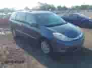 2008 Toyota Sienna XLE z VIN 5TDBK22C58S017861, wystawiony jako IAAI lot #42604679 z przebiegiem 144 934 mil mil oraz . Historia ofert i sprzedaży dostępna na DreamBid. Obrazek 1.