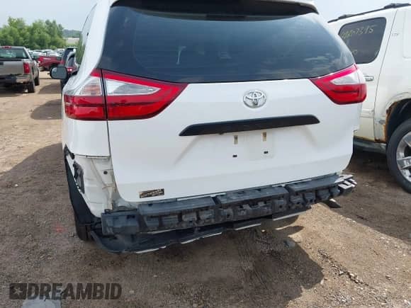 2017 Toyota Sienna L z VIN 5TDZZ3DC4HS779866, wystawiony jako IAAI lot #42790394 z przebiegiem 130 059 mil mil oraz . Historia ofert i sprzedaży dostępna na DreamBid. Obrazek 6.