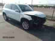 2017 Volkswagen Tiguan Wolfsburg Edition z VIN WVGRV7AXXHW509109, wystawiony jako IAAI lot #42477386 z przebiegiem 77 645 mil mil oraz . Historia ofert i sprzedaży dostępna na DreamBid. Obrazek 1.