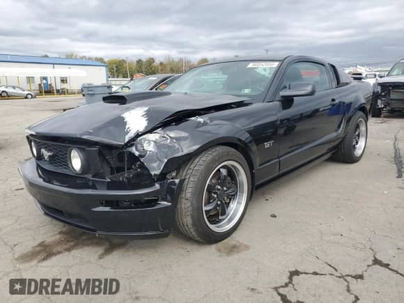 2007 Ford Mustang GT Deluxe z VIN 1ZVHT82H075220762, wystawiony jako Copart lot #90052055 z przebiegiem 103 359 mil mil oraz Czysty tytuł • Clean title. Historia ofert i sprzedaży dostępna na DreamBid. Obrazek 1.