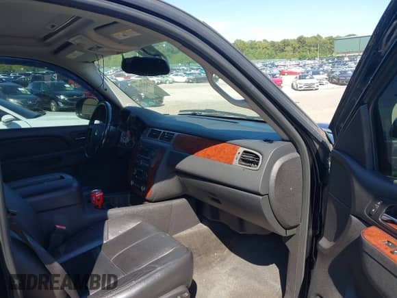 2013 Chevrolet Suburban LT z VIN 1GNSKJE78DR167388, wystawiony jako IAAI lot #43192168 z przebiegiem 84 463 mil mil oraz . Historia ofert i sprzedaży dostępna na DreamBid. Obrazek 5.