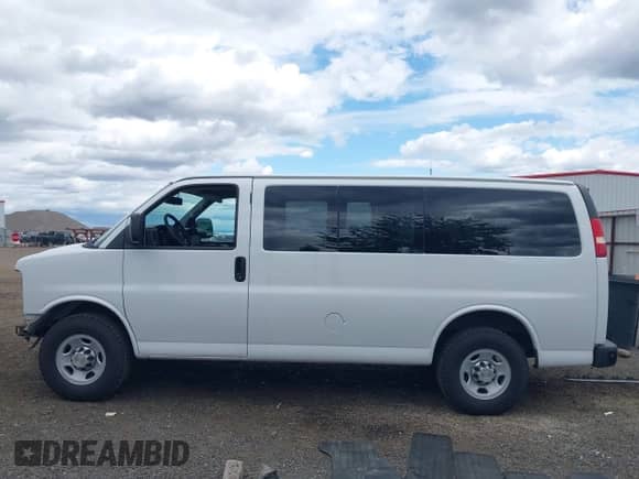 2014 Chevrolet Express Passenger LS with VIN 1GAWGPFG0E1172736, listed as a IAAI auction lot 42607900 with 71,199 mi miles and . Bid and sale history available at DreamBid. Image 15.