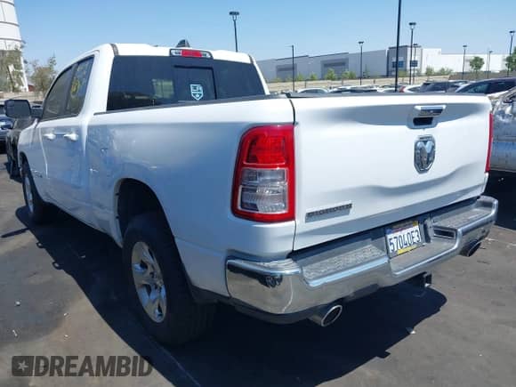 2020 Ram 1500 Big Horn z VIN 1C6RREBT9LN337900, wystawiony jako IAAI lot #42630862 z przebiegiem 207 574 mil mil oraz . Historia ofert i sprzedaży dostępna na DreamBid. Obrazek 3.