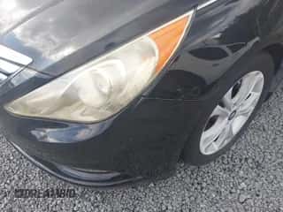 2011 Hyundai Sonata SE z VIN 5NPEC4AC1BH007848, wystawiony jako IAAI lot #43401851 z przebiegiem 141 827 mil mil oraz . Historia ofert i sprzedaży dostępna na DreamBid. Obrazek 6.