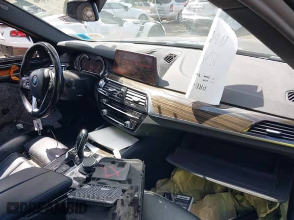 2019 BMW 5 Series 530e xDrive z VIN WBAJB1C57KB375500, wystawiony jako IAAI lot #40161096 z przebiegiem 113 690 mil mil oraz . Historia ofert i sprzedaży dostępna na DreamBid. Obrazek 5.